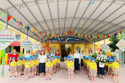 Hoạt động trải nghiệm tham quan trường Tiểu học và dâng hương tượng đài anh hùng liệt sĩ thiếu nhi Dương Văn Nội