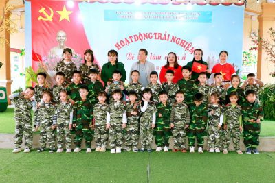 Hoạt động trải nghiệm ‘Bé tập làm chiến sĩ’